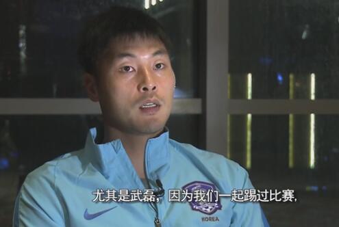 白丝女班长脱了内裤露出打屁屁