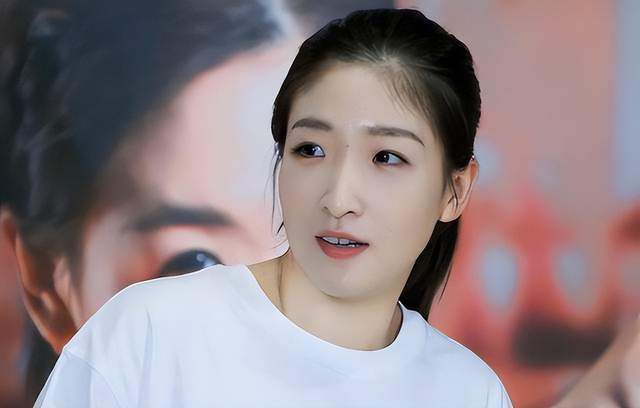 白丝女班长脱了内裤露出打屁屁
