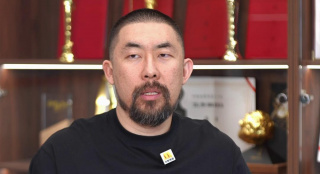 白丝女班长脱了内裤露出打屁屁